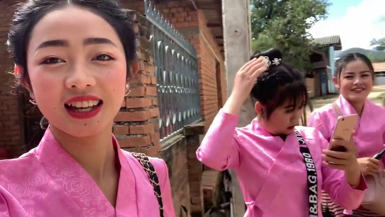 วันนี้น้องหอมฟองกับเพื่อนเพื่อนไปฟ้อนรำถวายพระมาหาขนานค่ะ