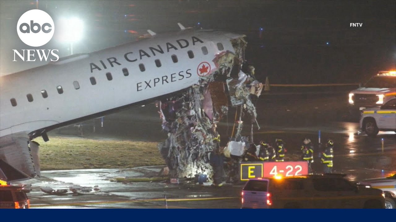 Аэропорт ЛаГуардия закрыт после столкновения самолета Air Canada с автомобилем, в результате кото...