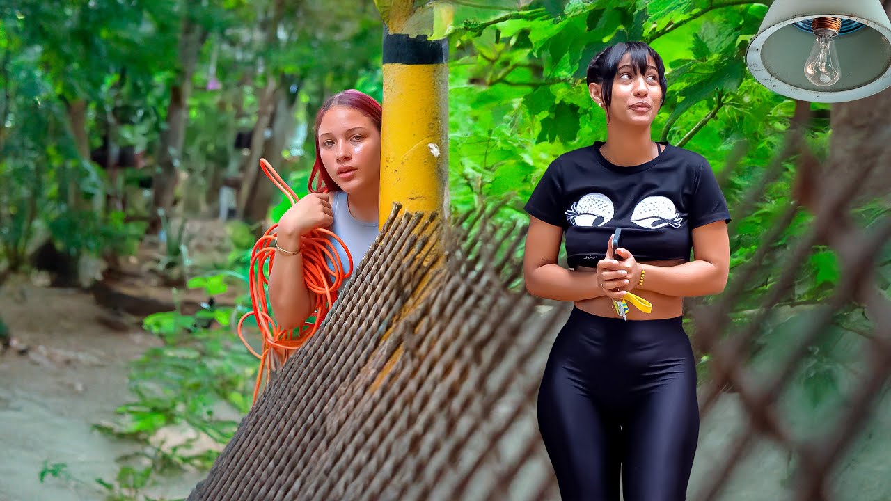 ESPERABA QUE SU VECINA SALIERA PARA ELLA APROVECHARSE 😳💔