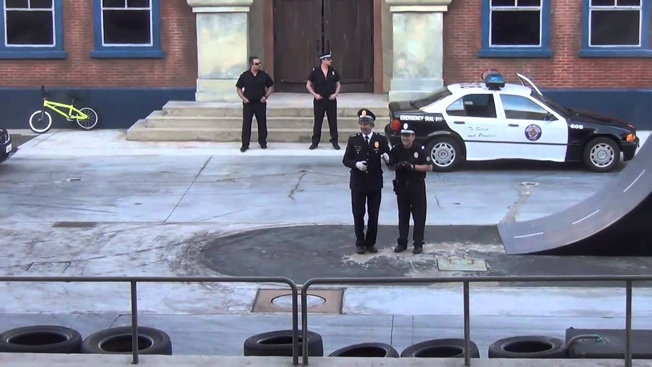 En un bosque de la china de Enrique y Ana versionada por Loca Academia de Policia