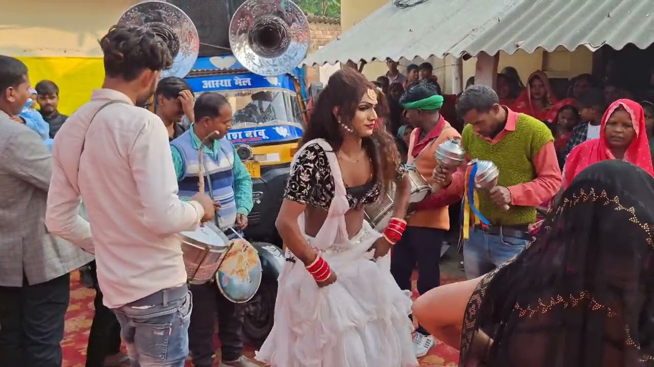 पिया मांगे गवन लड़िकइये मे || Nautanki fans Video || dinesh brass baind parti || अमित डांसर 