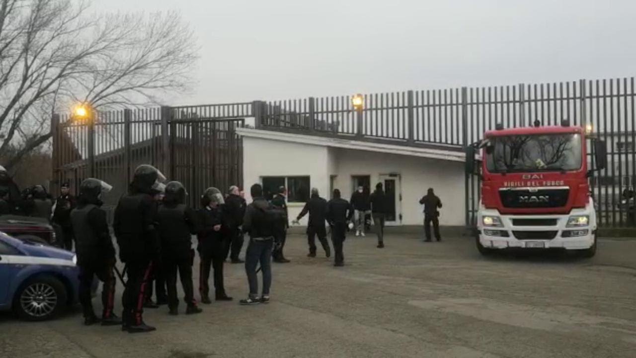 Bologna, rivolta dei detenuti: i carabinieri in assetto antisommossa fuori dal carcere della Dozza