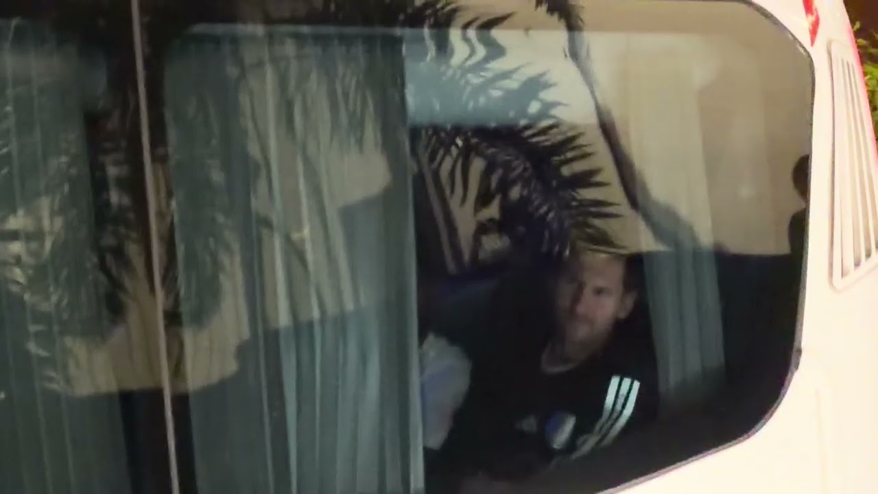 MESSI e Inter Miami: LIONEL MESSI SALUDA hinchas Colombianos durante llegada al hotel en Medellín