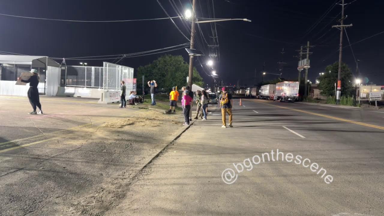 В ПРЯМОМ ЭФИРЕ: Протестующие против ICE у центра содержания под стражей Делани Холл в Ньюарке, Нь...