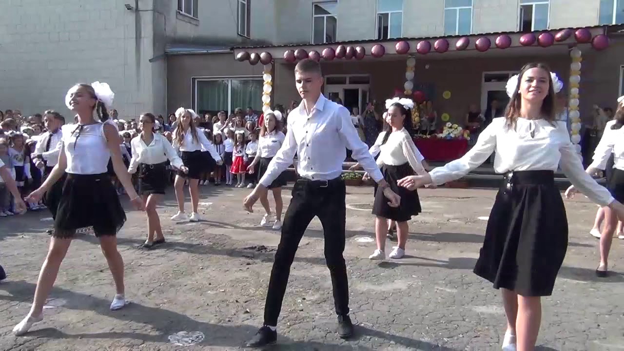 Яскравий флешмоб випускників і першокласників