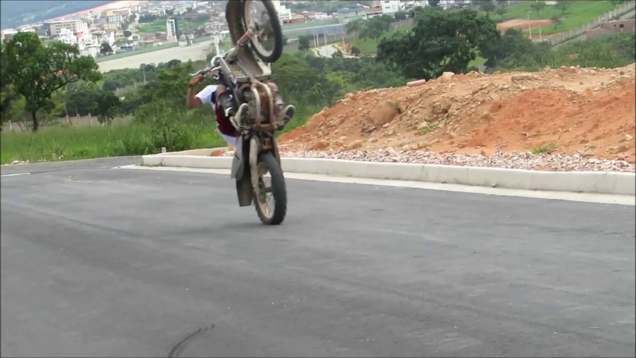 Empinando moto de trilha