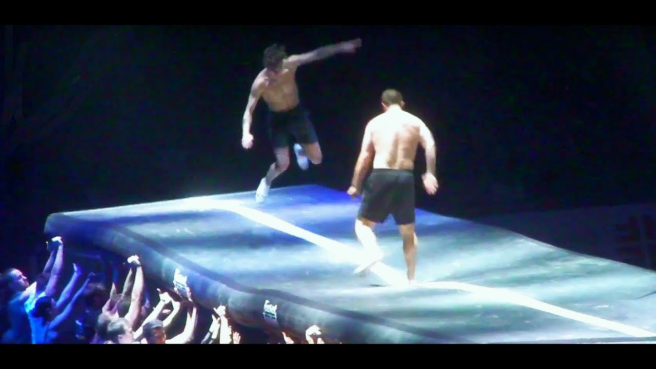 Feuerwerk der Turnkunst  Berlin - Salto Mortale Sprung - Sport Show