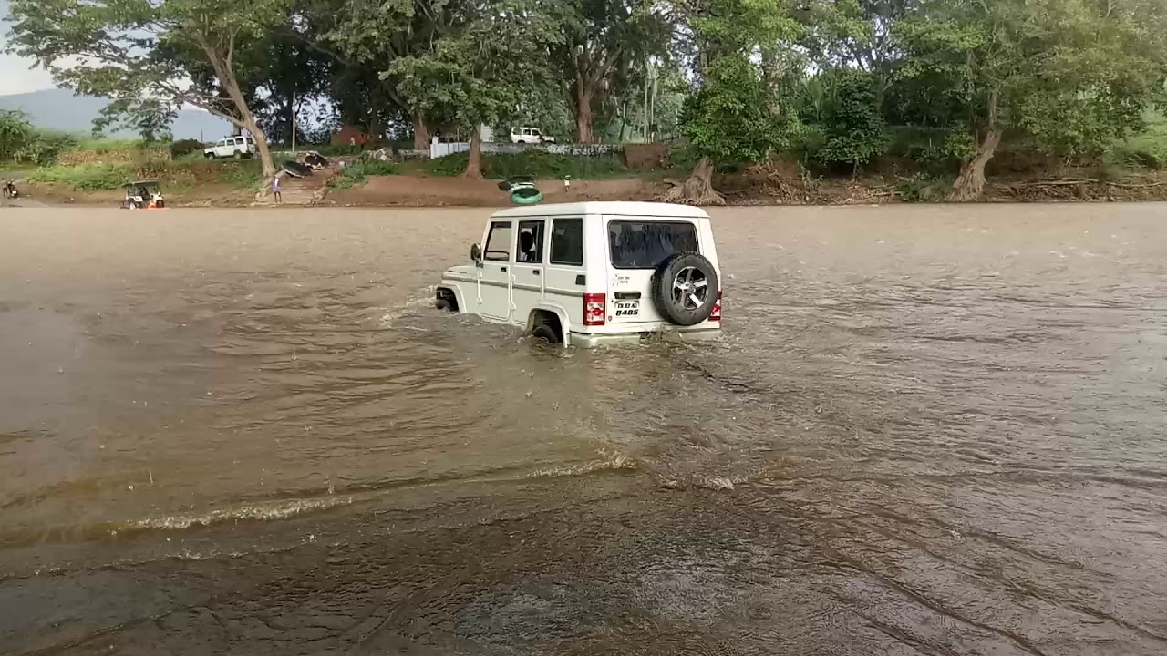Bolero crossing the flood in mayar river in thengumarahada