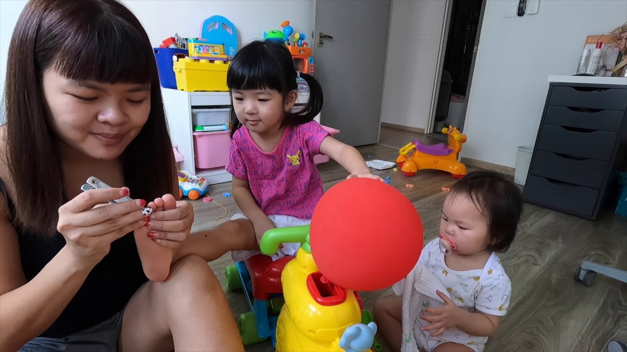 除夕日常，帮孩子剪指甲会多难呢？ | How's difficult of nail cutting for kids