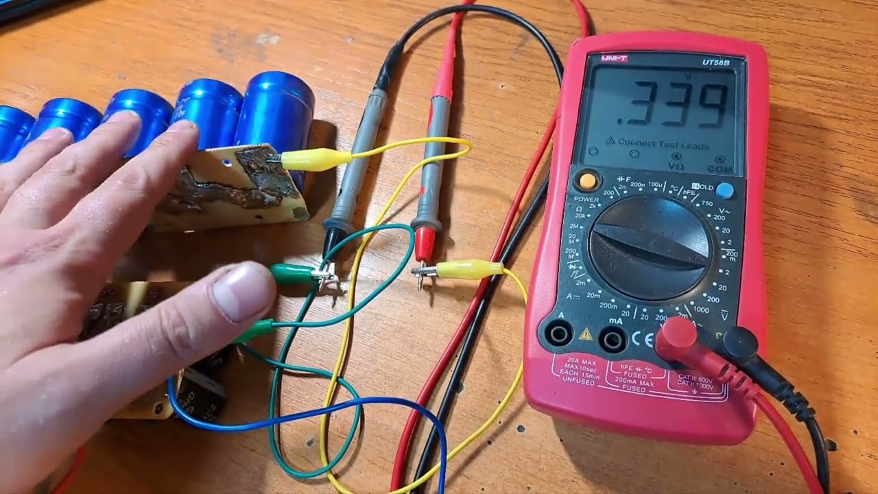 Sistem de energie gratuita cu supercondensatori electrolitici