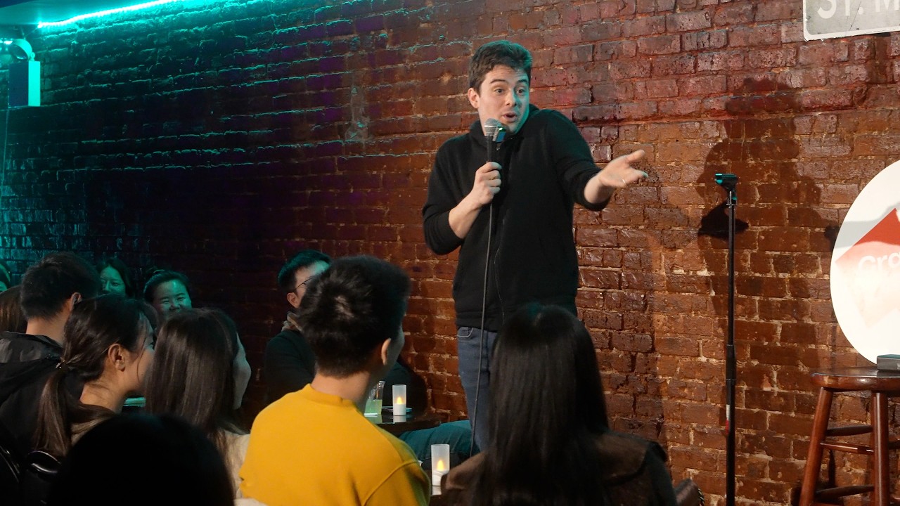Mesero americano sorprende a un show de comedia chino con mandar&iacute;n fluido
