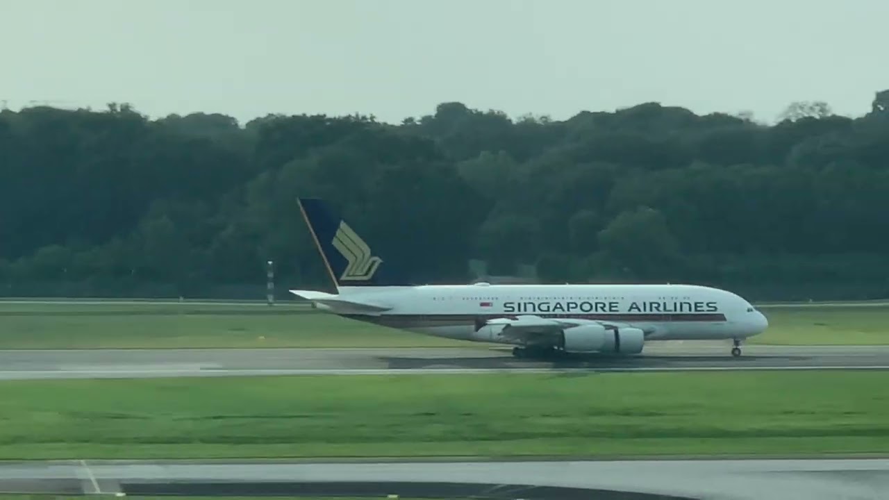 Singapore Airlines A389 landing at SiN