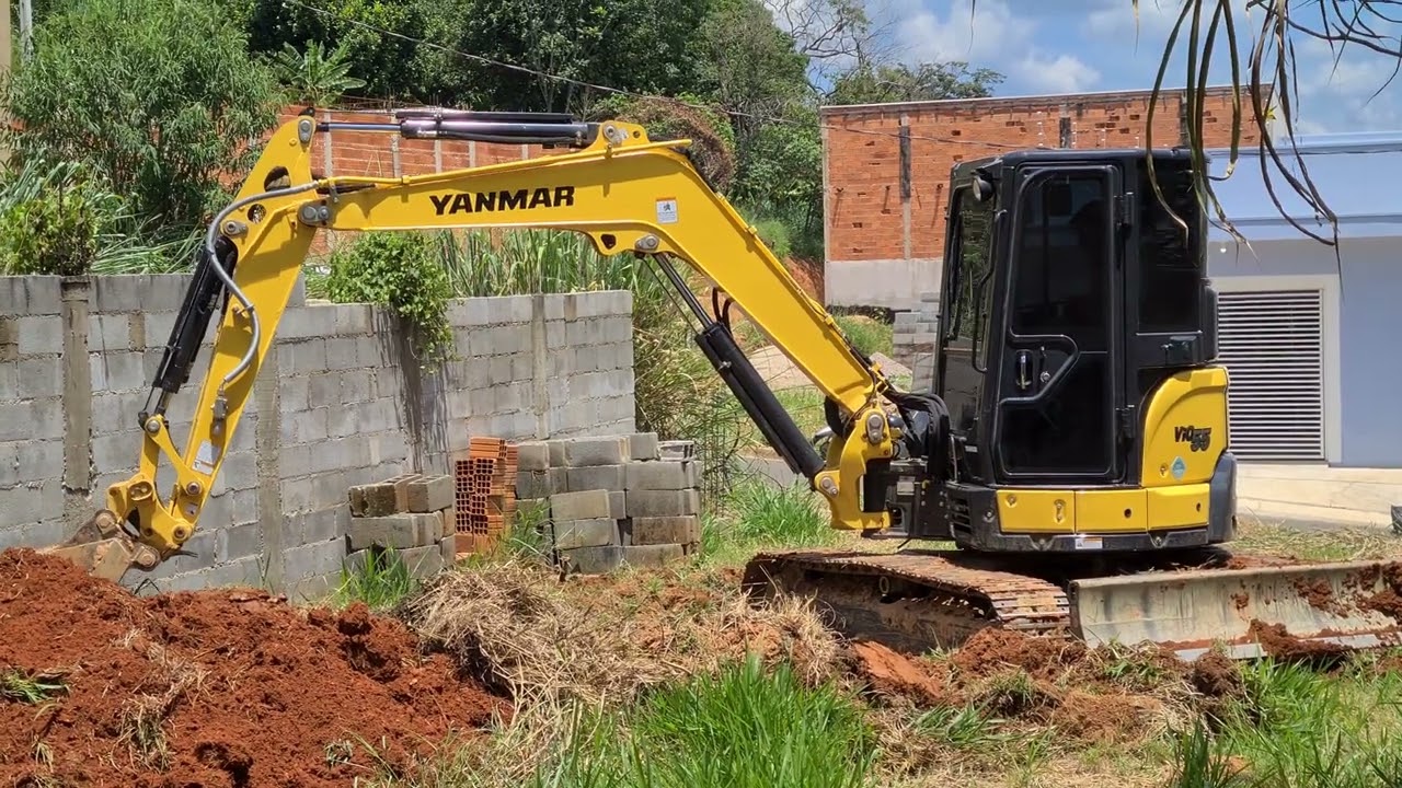 MINI ESCAVADEIRA YANMAR VIO 55-6B LIMPANDO TERRENO