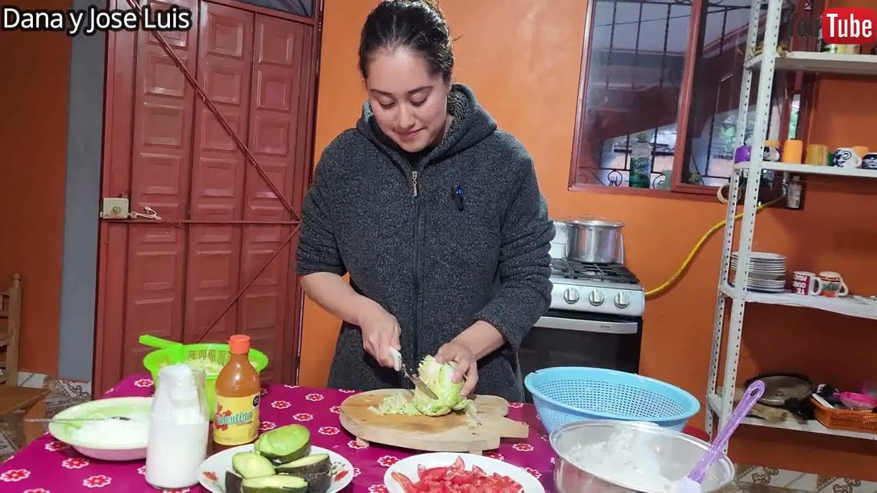 Alado del fogón mi gordito y yo así disfrutamos de ricos chicharrones preparados ☺️☺️