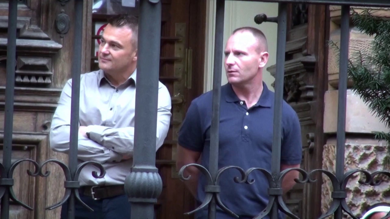 Pracownik banku nie zauważył niepokojących elementów na bankomacie! #Złodzieje