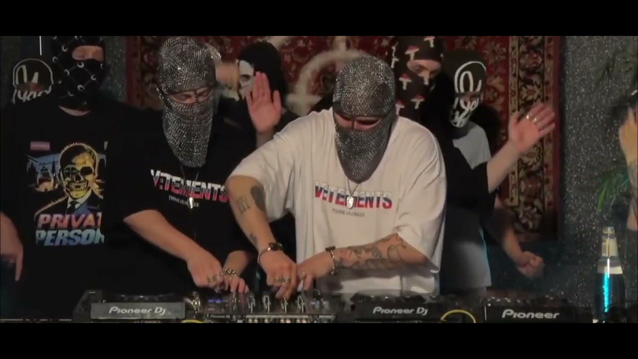LOCKED CLUB - eins zwei Polizei