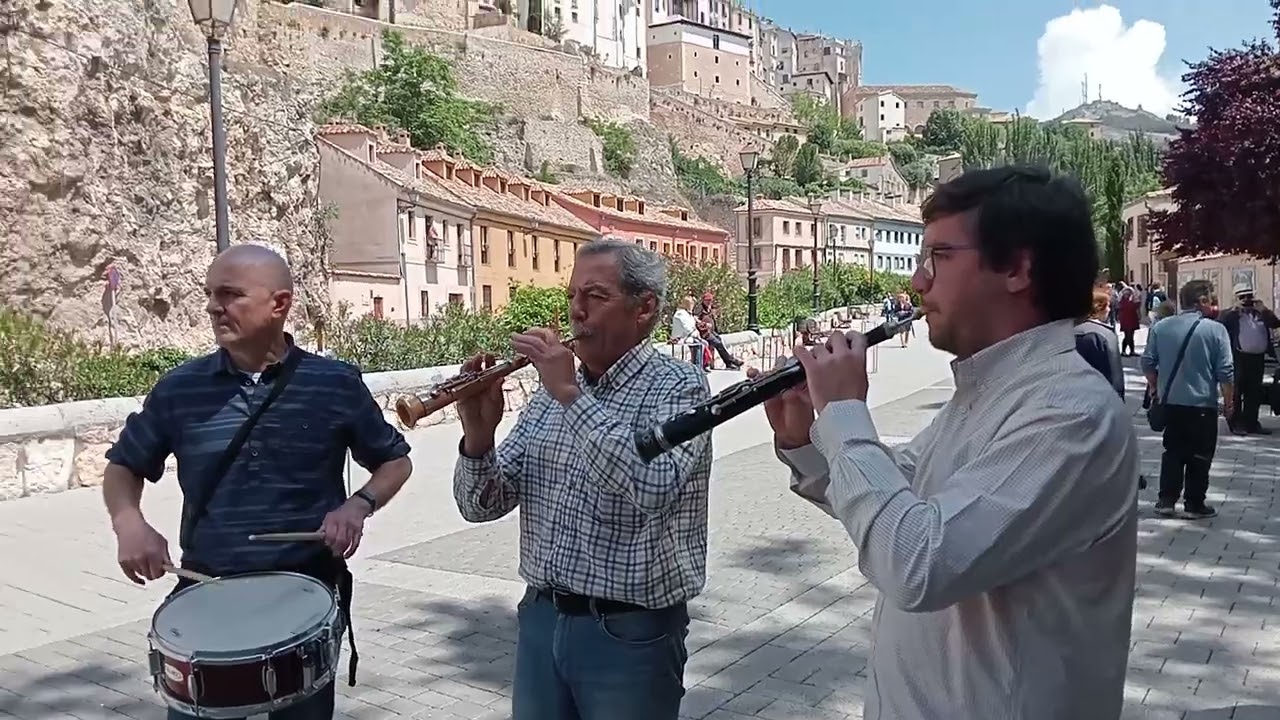 Grupo Dulzaineros de Cuenca, animando el paseo del Huècar. Domingo 4 de junio de 2023.