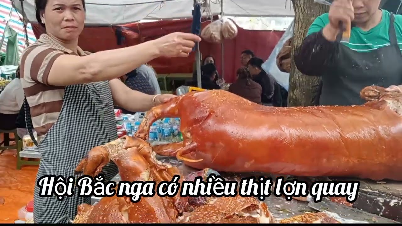 Thịt lợn quay bán tại hội Bắc nga rất thơm lá mác mật 15(1/2026