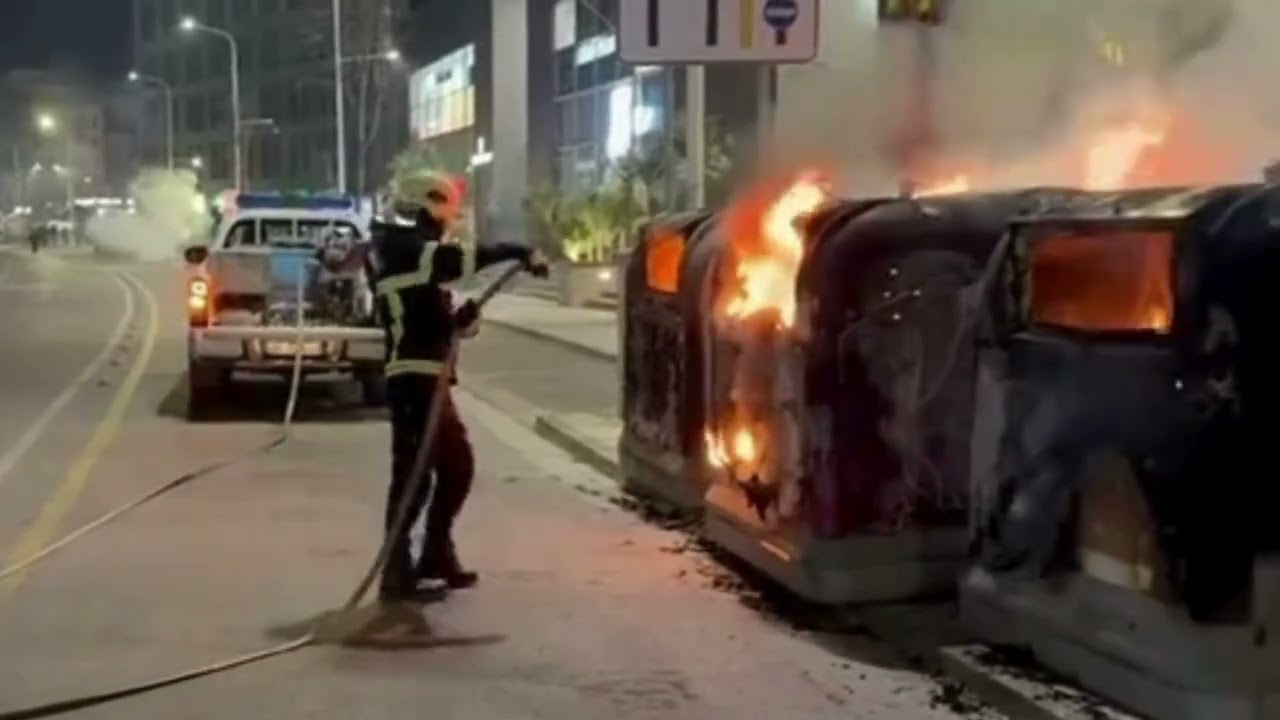 Top Channel/ Kazanët e plehrave në flakë pas hedhjes së molotovëve, pamje nga protesta e opozitës