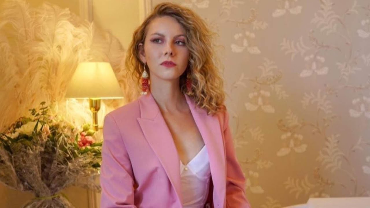 Chanteuse et pianiste en solo aux reprises chansons &agrave; Bordeaux pour concert animation de musiciens