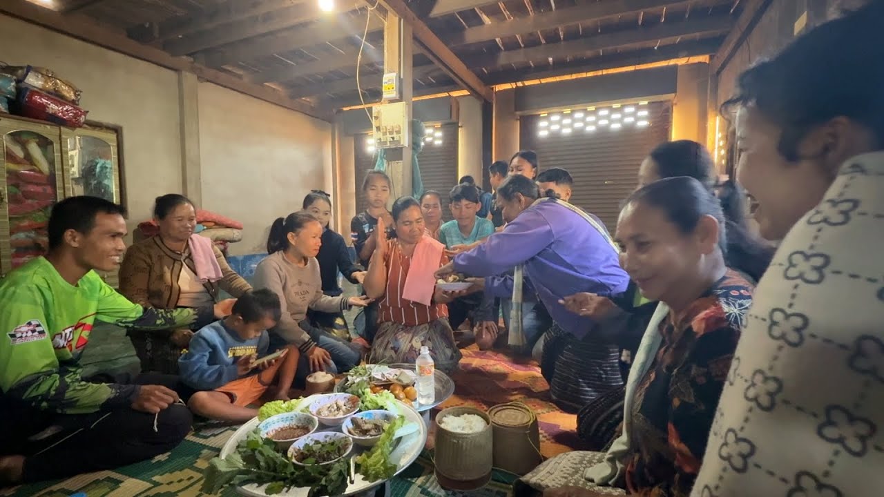 ทำพิธีผูกแขนสู่ขวัญ แม่น้องหลอย กับ บ่าวแอัก ตกต้นไม้ทำงานอยู่ไทย | Ba si Mom Sao loi Bao Aek