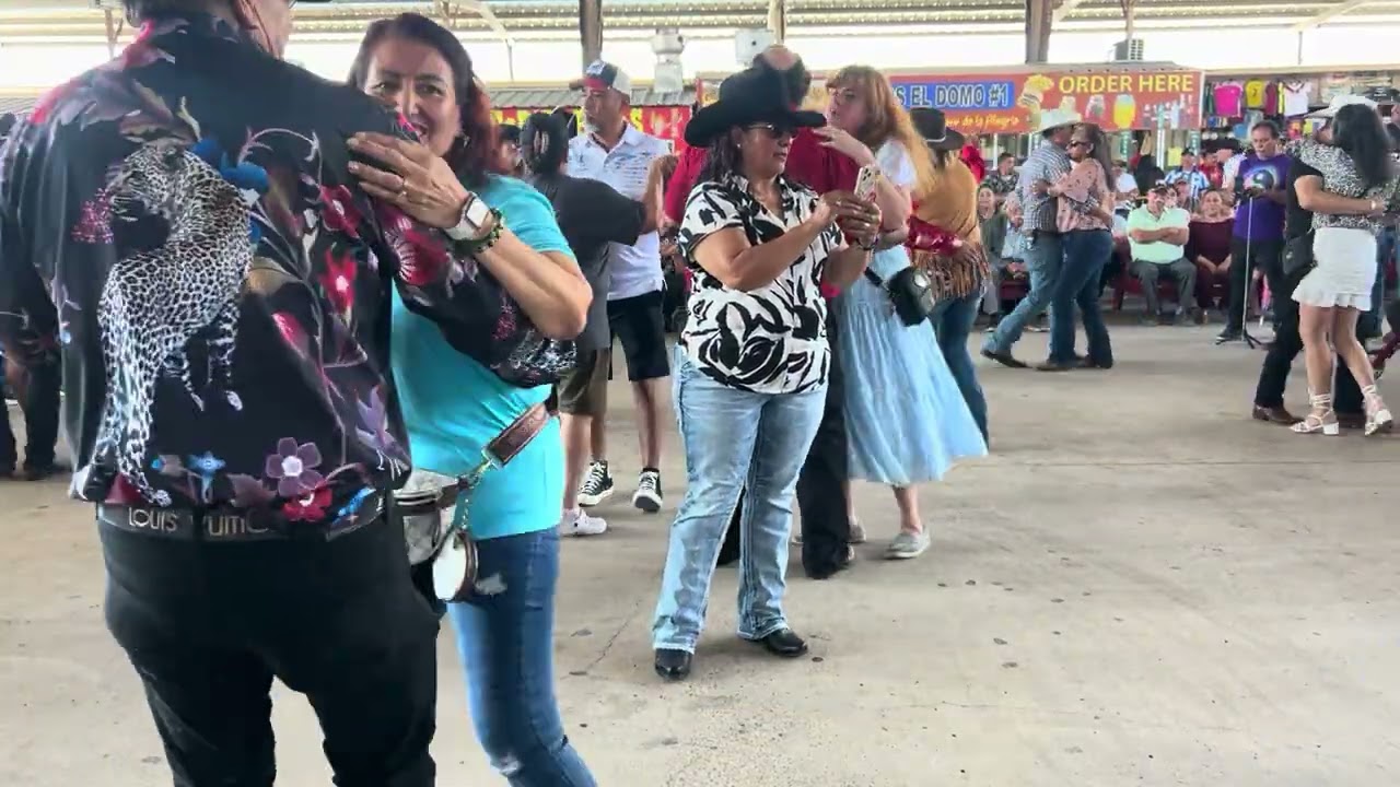 Parte 1 Domingo 15 de marzo, baile en la pulga de alamo Texas 