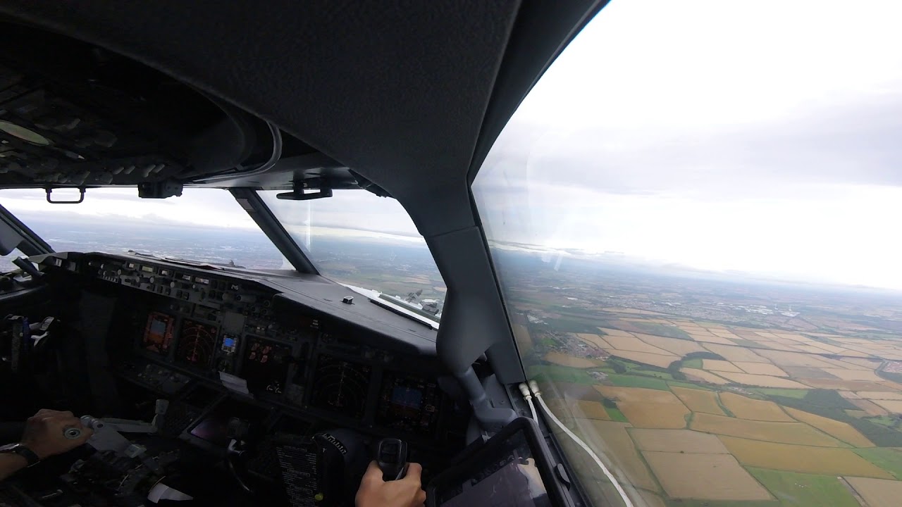 Approach & Landing Newcastle, England, RWY25, Boeing 737-800