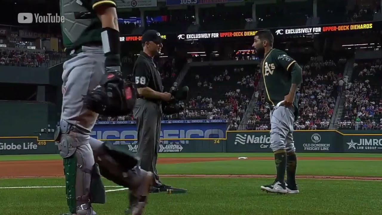 Sergio Romo pulls down pants for umpire check