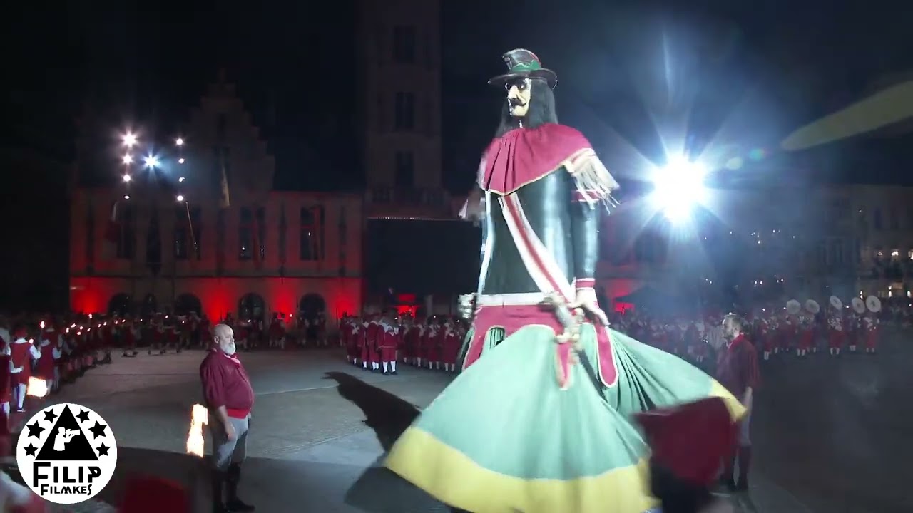 dansje van de  Gildereuzen Indiaan, Mars en Goliath  op de grote markt  van  Dendermonde  'Katuit'.