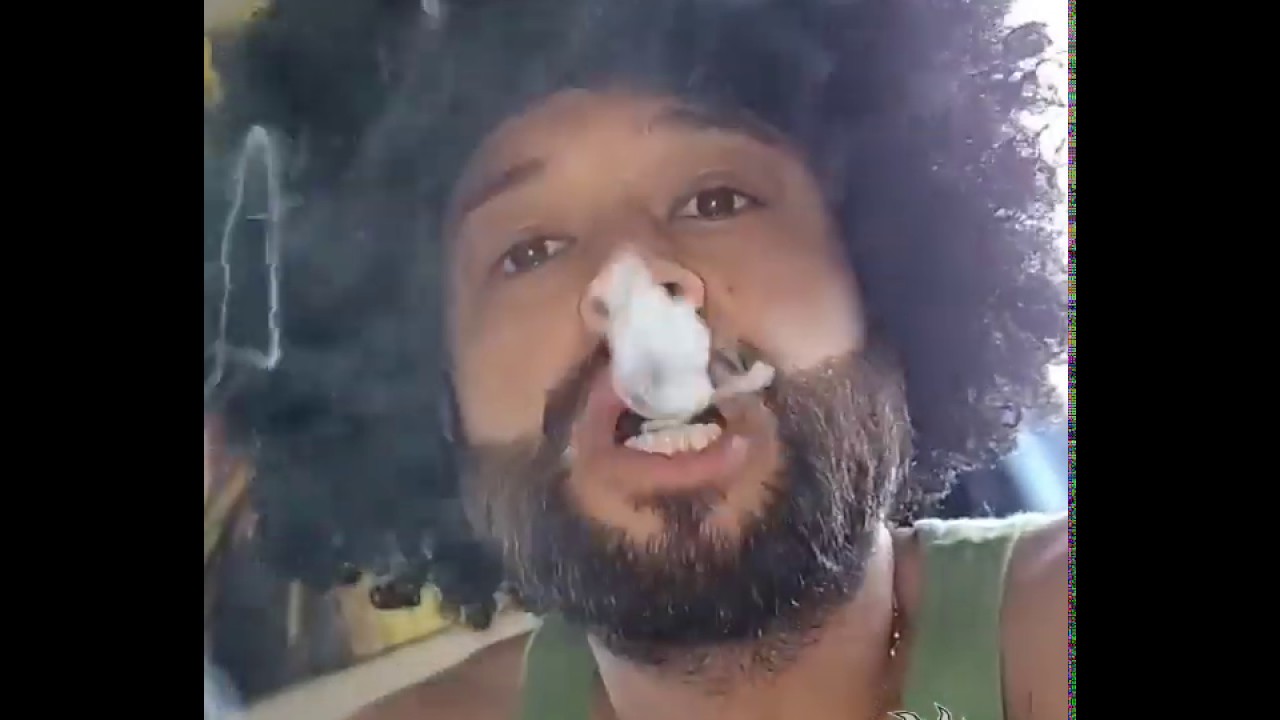Master Bong Dabs With Kushware: 