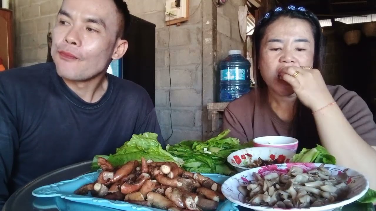 มาเด้อพี่น้องกินข้าวเช้านำกันครับได้ย่างไส้หมูนึ่งเห็ดนางฟ้าอาหารบ้านเราครับผม