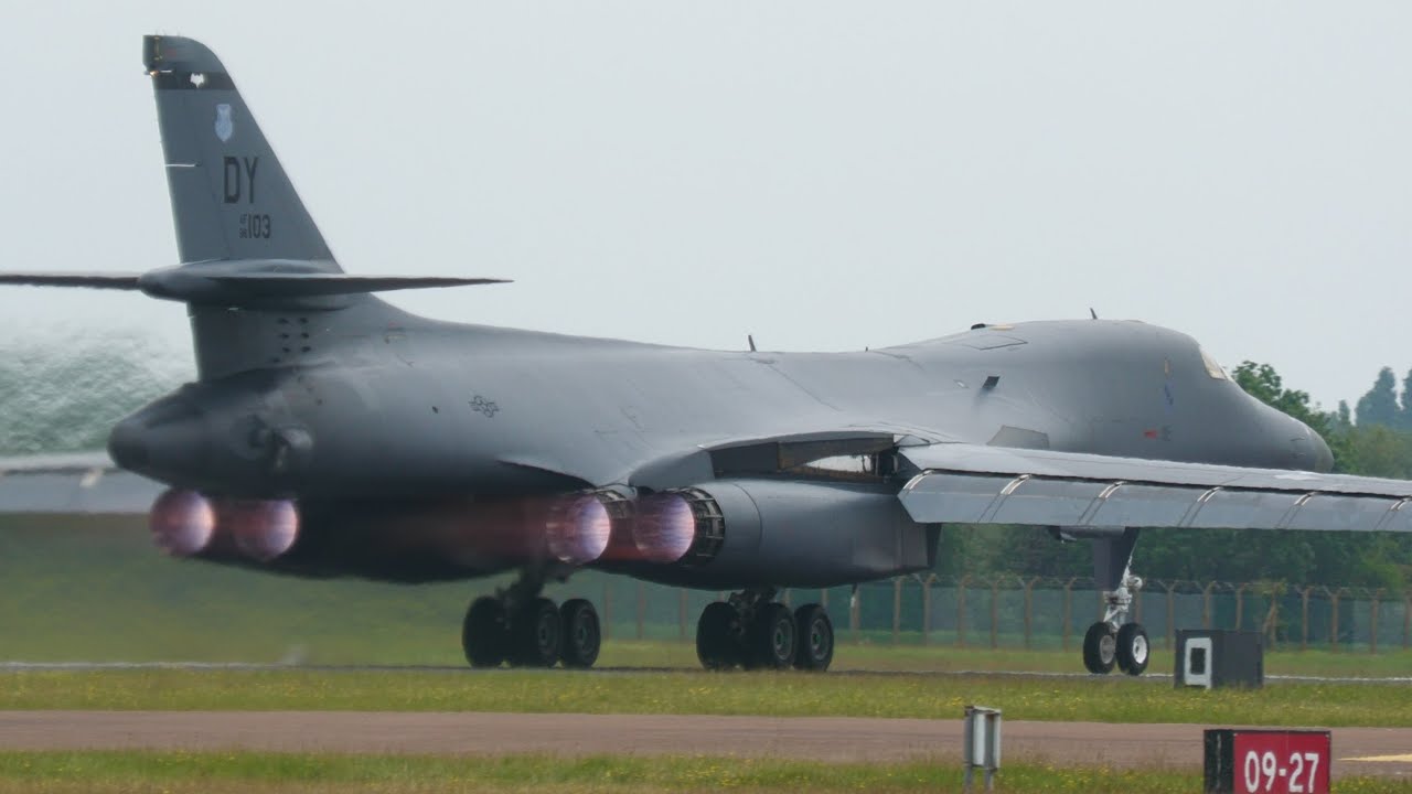 Pilot has to abort and try again as incredibly loud B1 bombers shake the ground on take off 🔥 ✈️