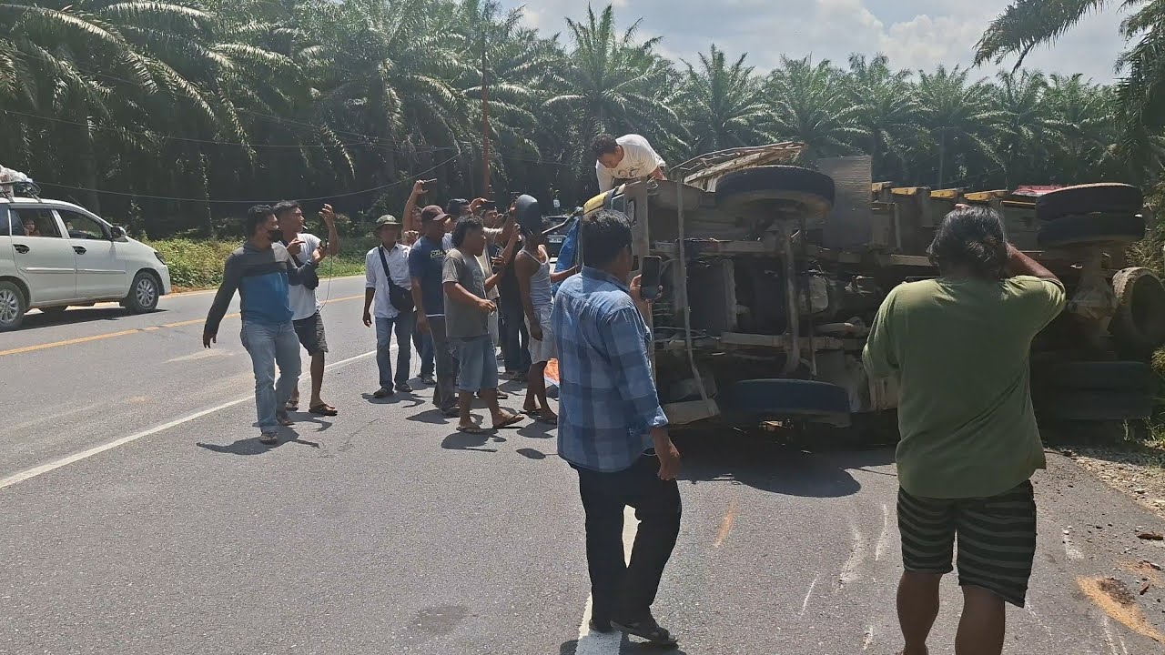 Detik-detik Truck Netral Mundur Terbalik  || Truck Jumping di Bukit Kodok