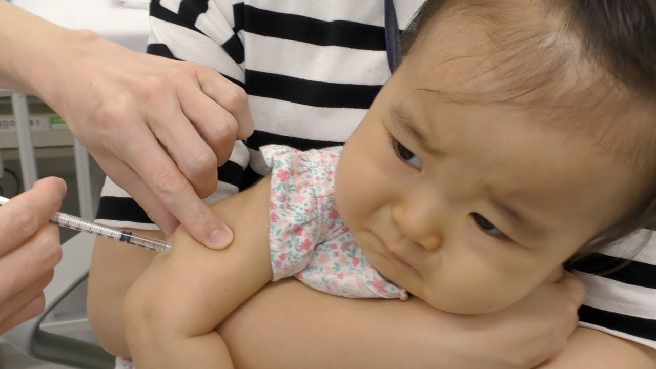 注射を頑張って我慢する１歳児　予防接種【１歳４ヶ月】1 year old baby challenges  vaccination!!