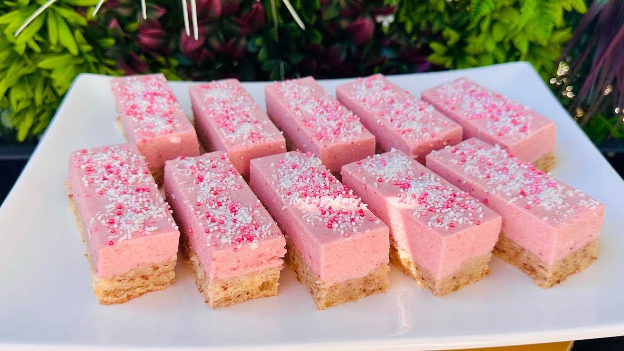 Prăjitură cu cremă spumoasă de căpșuni - un desert total ușor, rapid și foarte gustos
