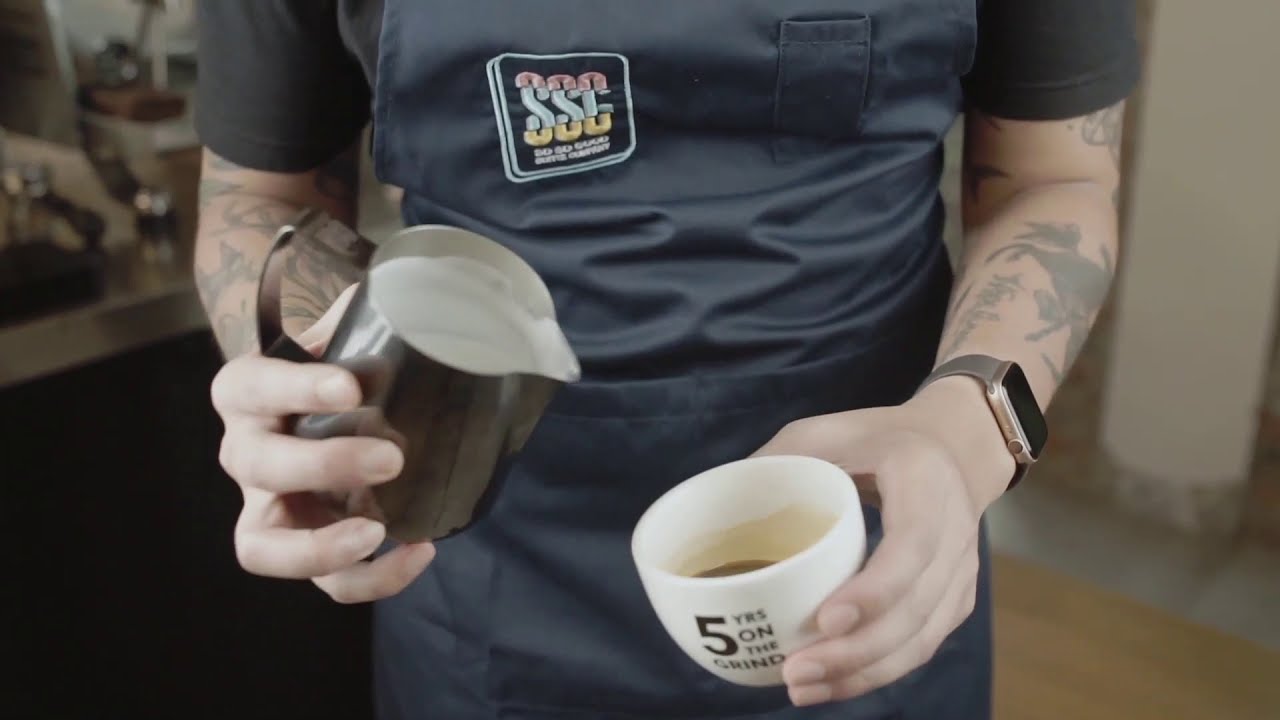 Cara Steam foam susu mulus buat LATTE ART oleh Mikael Jasin!! Shiny, glossy, fluffy Latte Art!