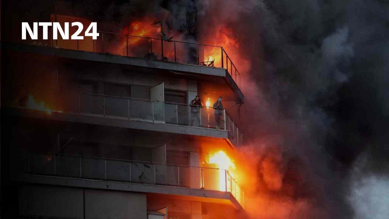 Monumental incendio consume un edificio de varias plantas en Valencia, España