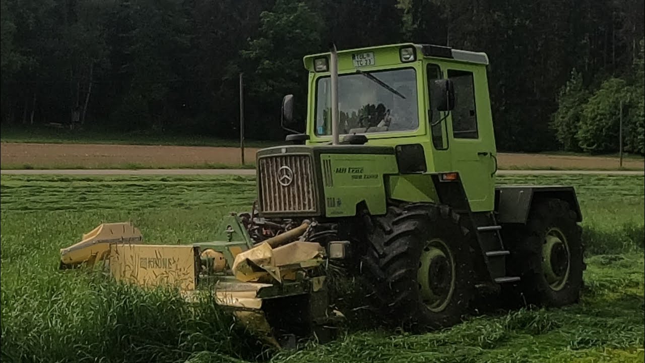 MB trac 900 turbo mit Krone und Mörtl-Mähwerk beim des 1. Schnitt 2020; Unimog u. MB trac im Einsatz