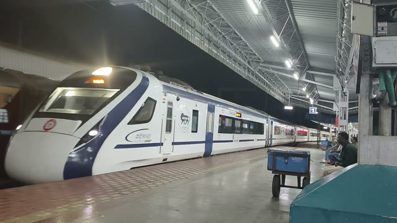 SOUTH CENTRAL RAILWAY STATION 🚉🚅🚆🚂 ANDHRA PRADESH GUNTAKAL Junction TRAIN CROCING TRAIN LOVER 