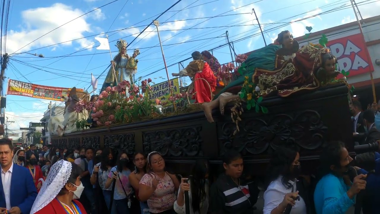 Por calles de Amatitlán/Toritos de colores frente a Muni. Virgen Rosario Amatitlán 31.10.2022