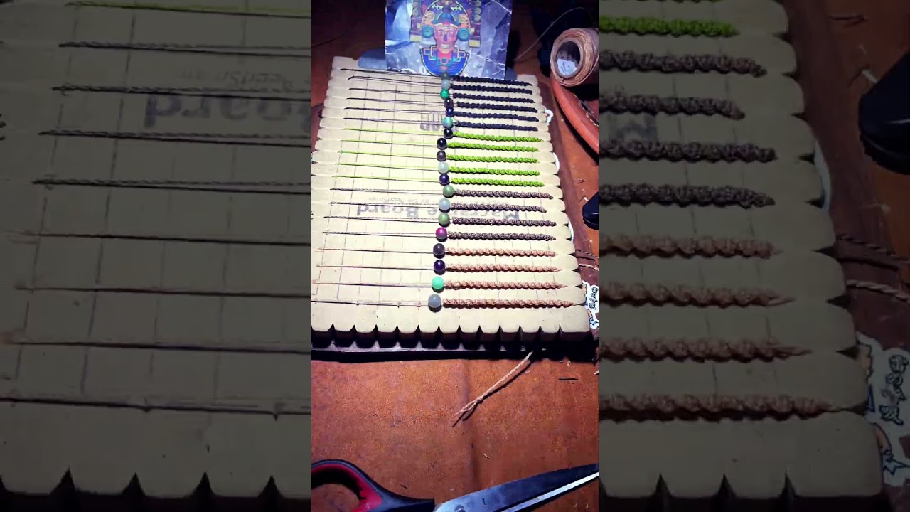 19 pulseras de nudo festón en espiral.                    