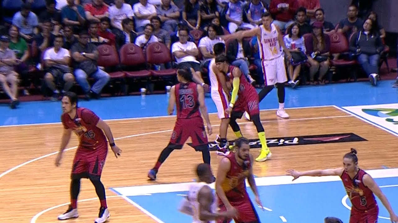 Santos&rsquo; flagrant two on Thompson | PBA Commissioner&rsquo;s Cup 2018