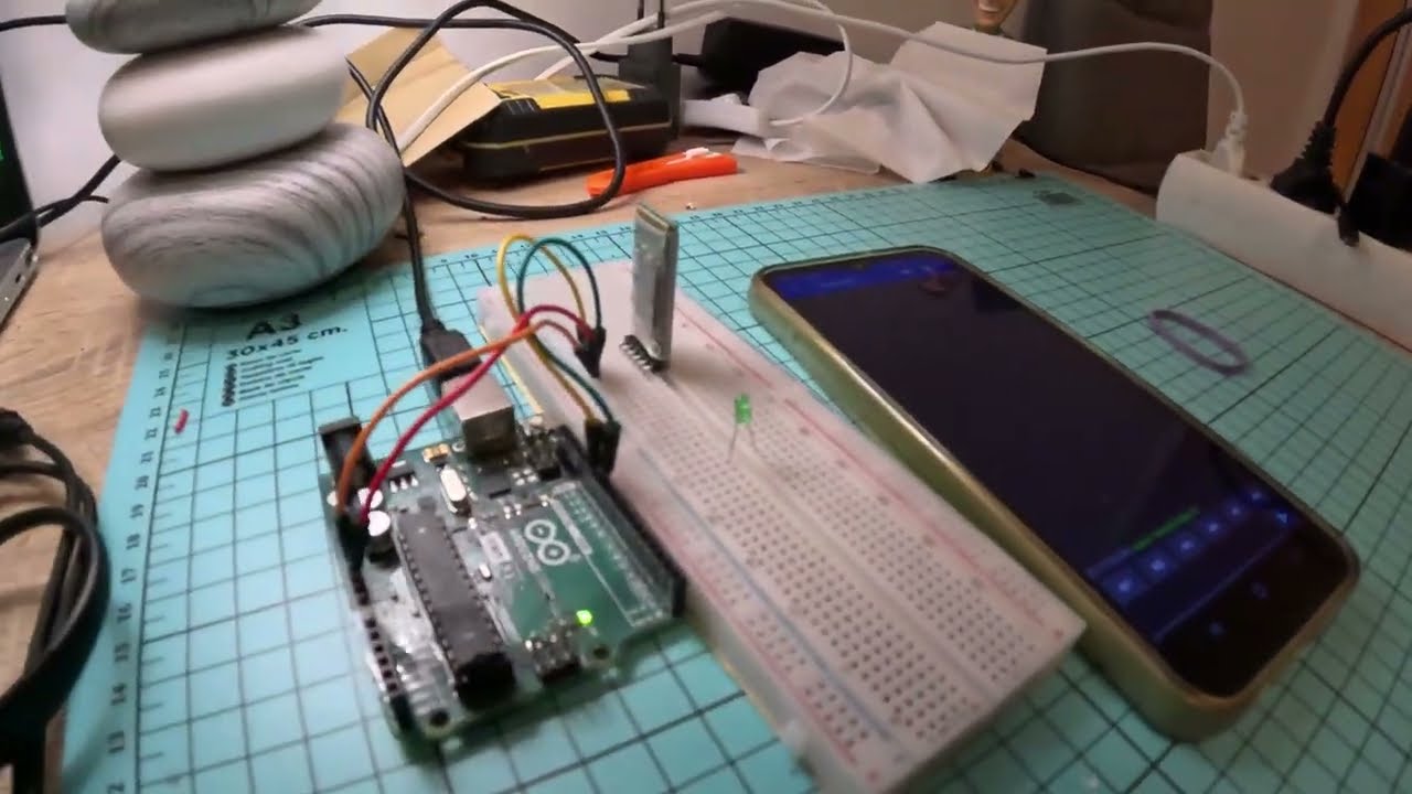 Sigue este tutorial para conectar tu móvil al arduino y que este te envíe un  mensaje
