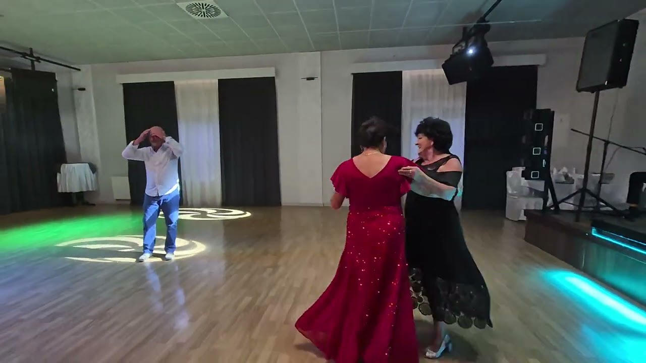 Szalony taniec Grażynki i Wandzi w Zaciszu Jedlnia 4VII26 z kapelą Urbańczyk&oacute;w 