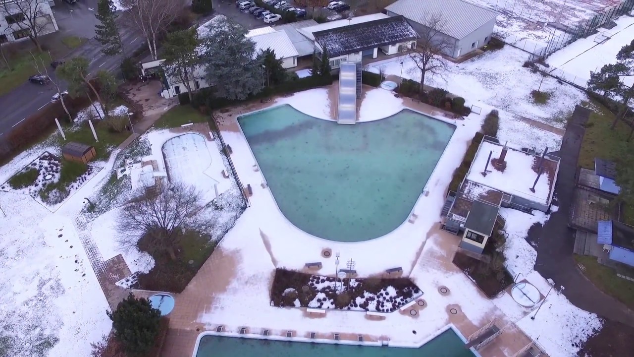 Fly Over Freibad und Stadion Viernheim, Hessen im Winter