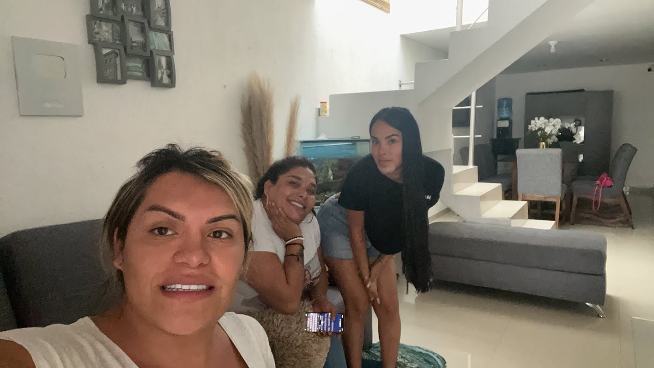hola vamos por una nieve  Evelyn y Grecia