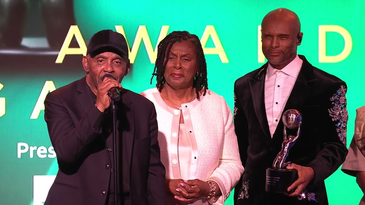Frankie Beverly accepts the Lifetime Achievement Award at the 55th NAACP Image Awards Gala