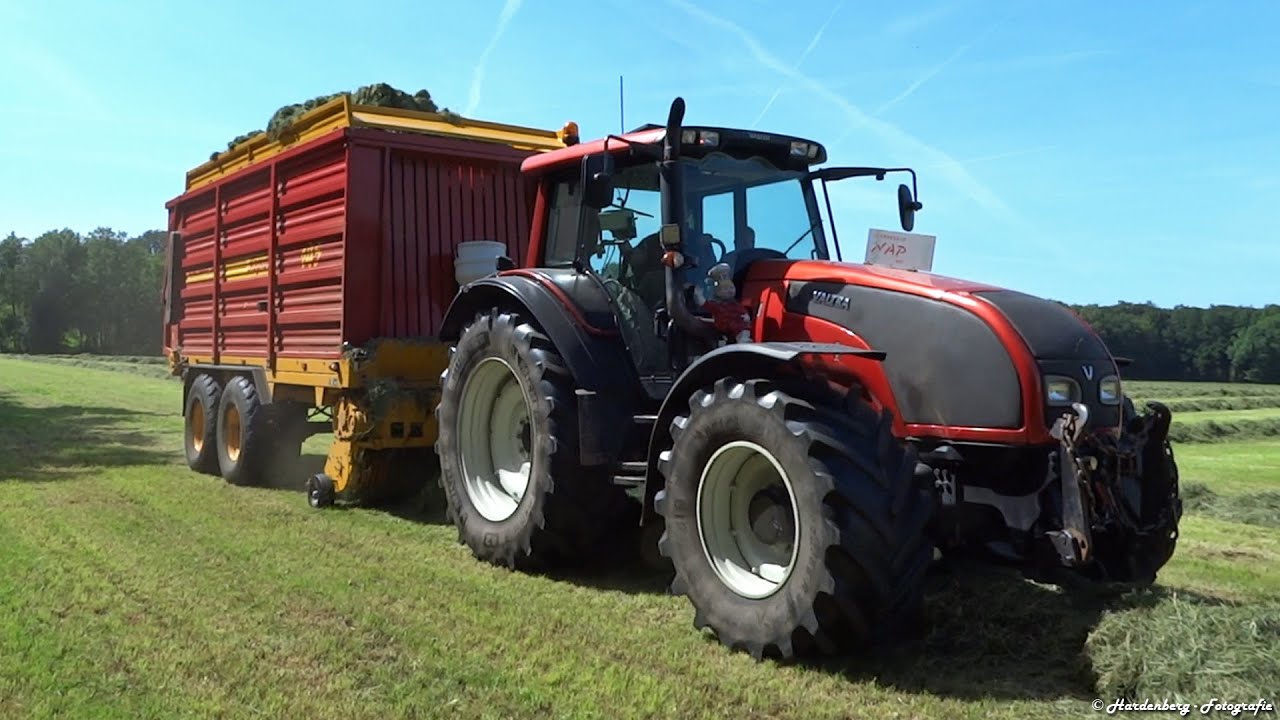 Valtra + Schuitemaker Rapide | Gras oprapen + inkuilen 2016 | NAP | Grass silage | Wachteldonk.
