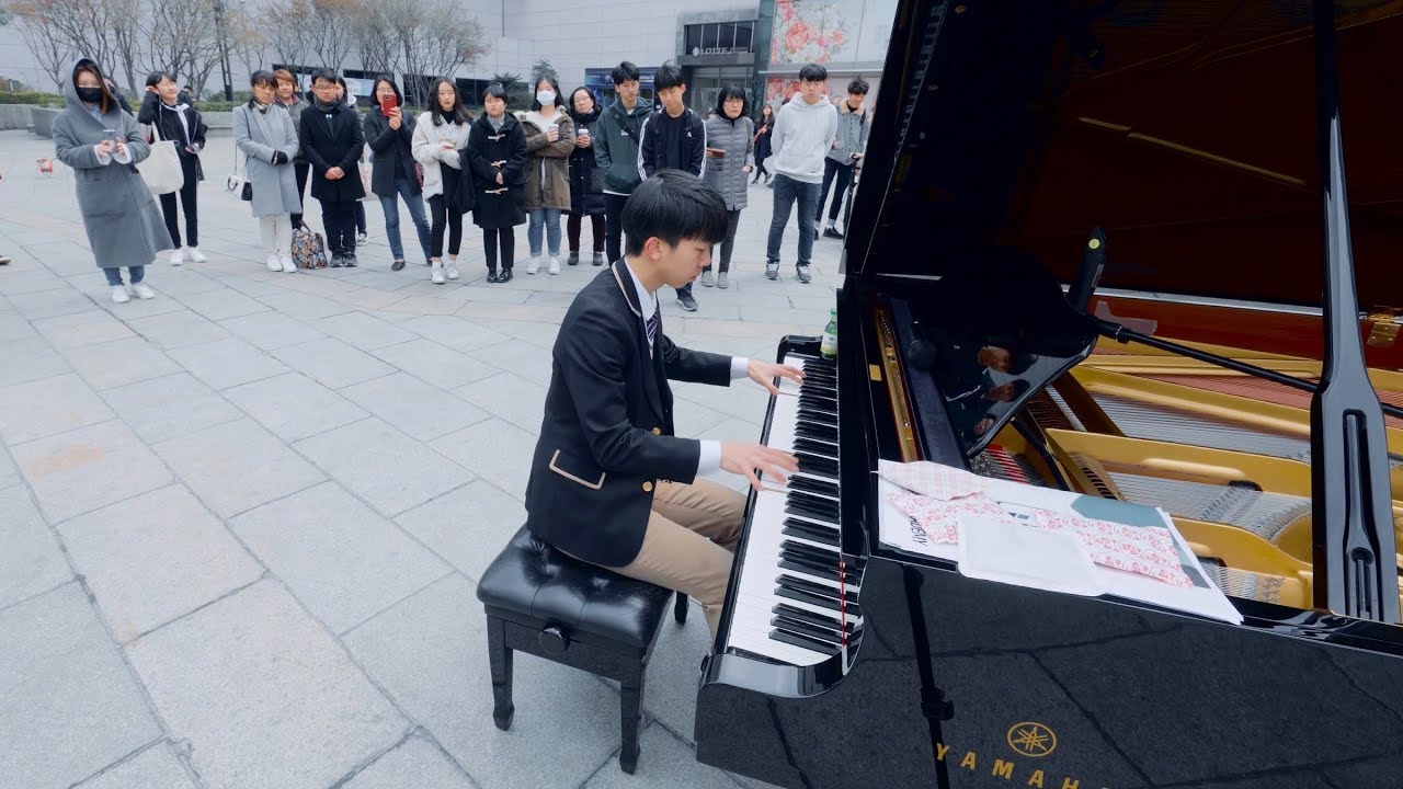 핵인싸의 스케일이 다른 길거리 피아노 버스킹 ㄷㄷ (김광연)
