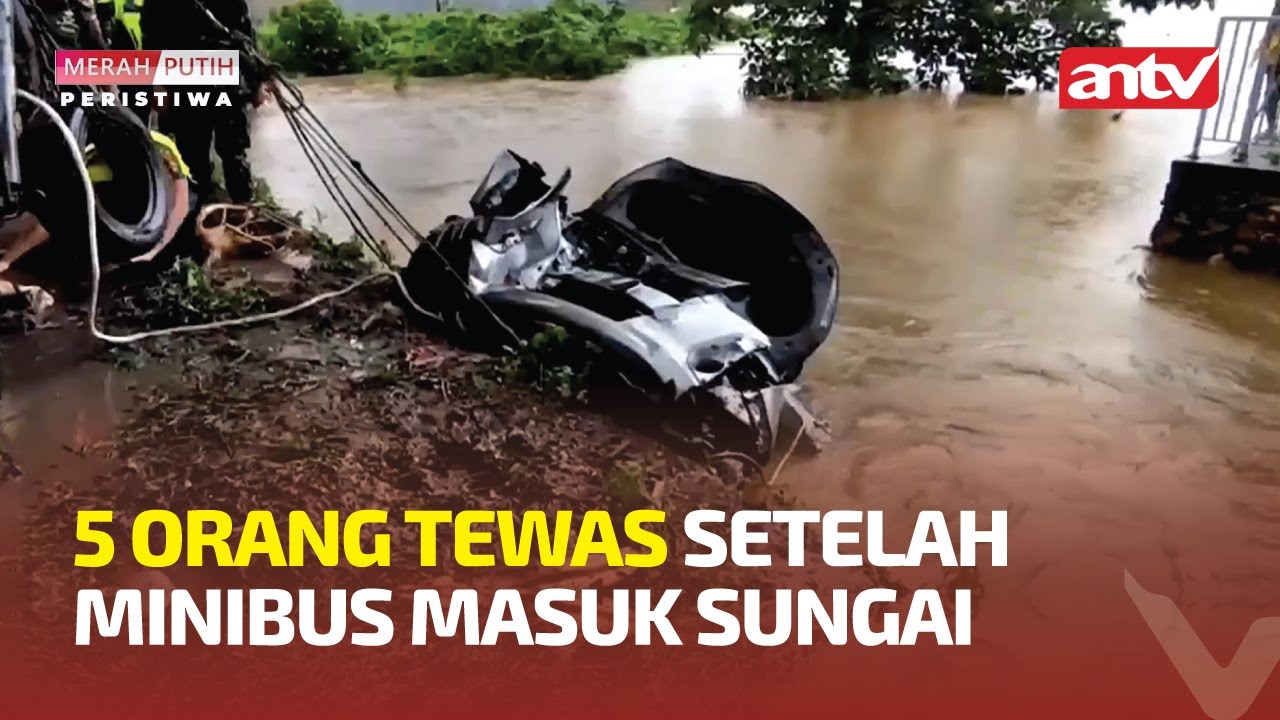 WARGA EVAKUASI KORBAN KECELAKAAN